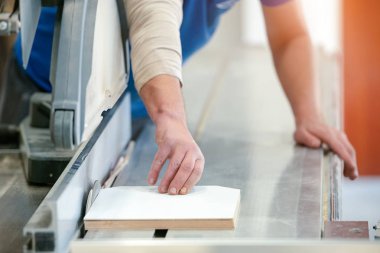 işçi ahşap parçalar üzerinde bir özel daire testere kesim
