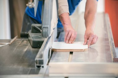 işçi ahşap parçalar üzerinde bir özel daire testere kesim