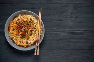 kopya alanı için bir yer siyah bir ahşap zemin üzerinde çubuklar ile anlık erişte çorbası pişirilir