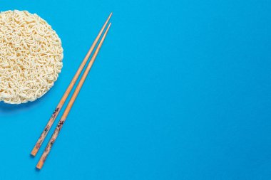 Kopya alanı için bir yer ile mavi bir arka plan üzerinde çubuklar ile hızlı anlık erişte