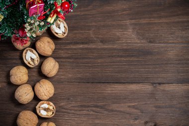 Ceviz ahşap arka plan üzerinde bir Noel ağacı yakınındaki kopya alanı için yer ile yalan