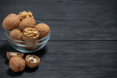 Kopya alanı için bir yer ahşap bir zemin üzerine bir cam kapta ceviz yalan