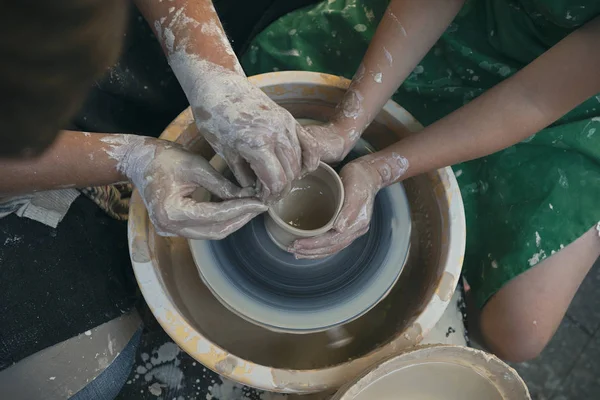 Ребенок Своей Матерью Производит Керамику Традиционном Гончарном Круге — стоковое фото