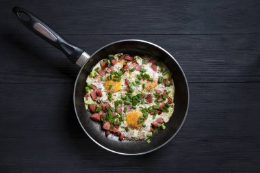 Ahşap arka plan üzerinde kızarmış yumurta