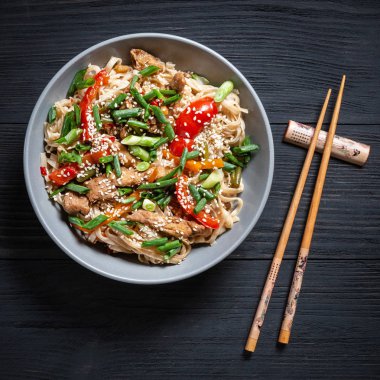 Tay şehriye wok kopya alanı için bir yer siyah bir ahşap zemin üzerine çubuk ile