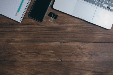 kopya alanı için modern iş araçları bir kahverengi ahşap zemin üzerine yerleştirin
