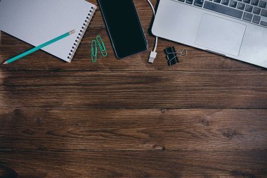 kopya alanı için modern iş araçları bir kahverengi ahşap zemin üzerine yerleştirin