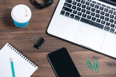 kahverengi ahşap arka plan üzerinde modern iş araçları