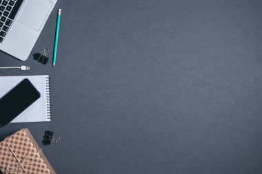 kopya alanı için modern iş araçları ile siyah bir zemin üzerine yerleştirin