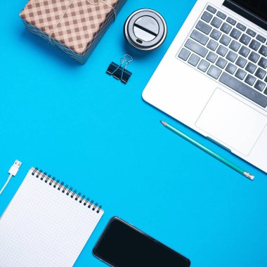 modern iş araçları ile mavi bir arka plan üzerinde kopya alanı için yer