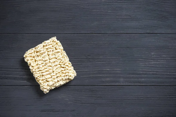 Fast Food Macarrão Instantâneo Com Pauzinhos Fundo Madeira Preta Com — Fotografia de Stock