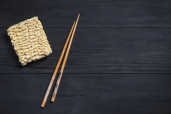 Fast Food Macarrão Instantâneo Com Pauzinhos Fundo Madeira Preta Com — Fotografia de Stock