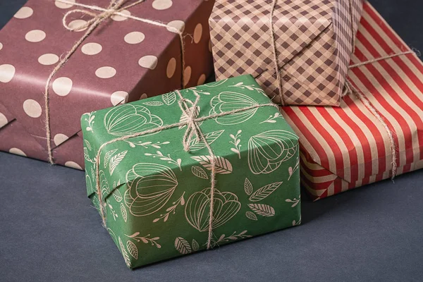 kopya alanı için bir yer siyah bir zemin üzerine hediyeler ile renkli kutuları