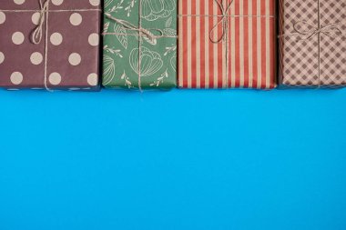 Mavi bir arka plan üzerinde çeşitli ve parlak hediyeler