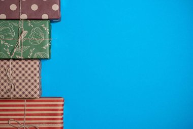 Mavi bir arka plan üzerinde çeşitli ve parlak hediyeler