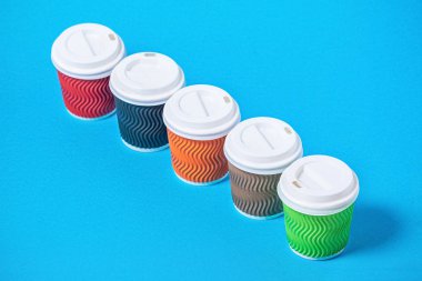 tek kişi kullanımlı mavi bir arka plan üzerinde renkli karton bardak