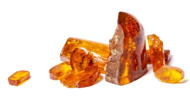 Amber kristalleri beyaz izole zemin üzerinde