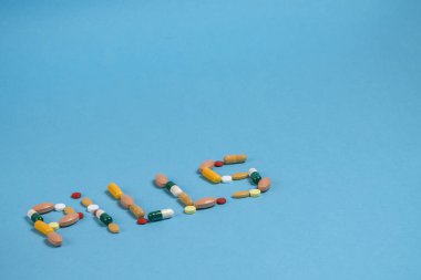 Word hap ortaya konulan kopya alanı için bir yer ile mavi bir arka plan üzerinde renkli hapları