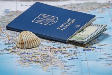 Ukrayna pasaportu bir harita arka planda dolarla. kazanç veya tatil için göç seti