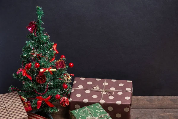 Regali Vari Lucenti Sotto Albero Natale Uno Sfondo Nero — Foto Stock