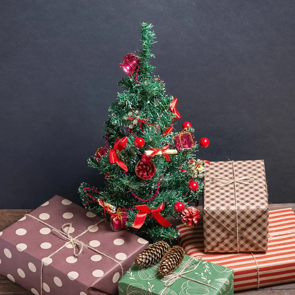 Presentes Variados Brilhantes Sob Uma Árvore Natal Fundo Preto — Fotografia de Stock