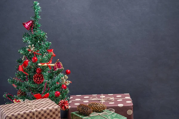 Regali Vari Lucenti Sotto Albero Natale Uno Sfondo Nero — Foto Stock