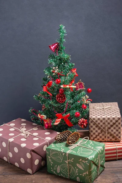 Cadeaux Variés Lumineux Sous Sapin Noël Sur Fond Noir — Photo