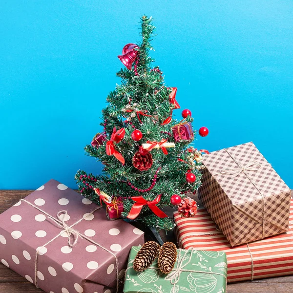 Presentes Variados Brilhantes Sob Árvore Natal Fundo Azul — Fotografia de Stock