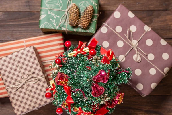 木製の背景にクリスマス ツリーの下の様々 な明るい贈り物 — ストック写真