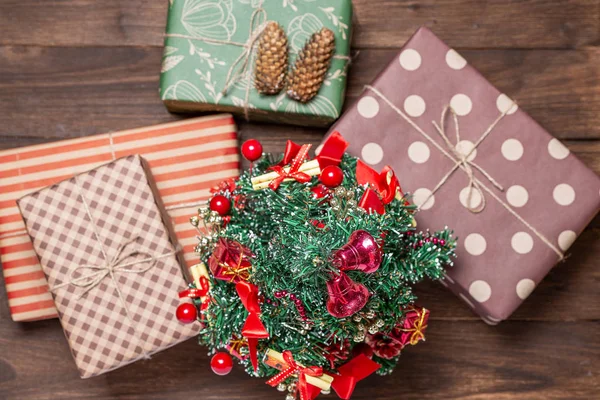 Cadeaux Variés Lumineux Sous Arbre Noël Sur Fond Bois — Photo