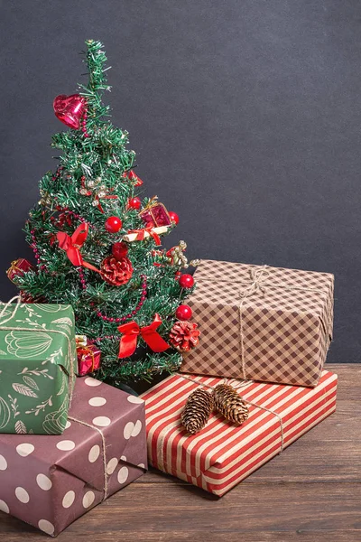 黒の背景にクリスマス ツリーの下の様々 な明るい贈り物 — ストック写真