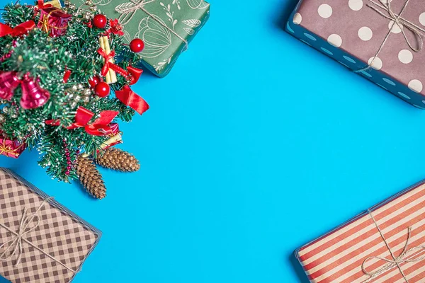 Bunte Geschenke Unterm Weihnachtsbaum Auf Blauem Hintergrund — Stockfoto