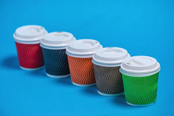 Tazas Cartón Colores Para Solo Uso Sobre Fondo Azul — Foto de Stock