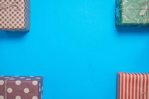 Bunte Geschenke Ecken Auf Blauem Hintergrund Mit Platz Für Kopierraum — Stockfoto