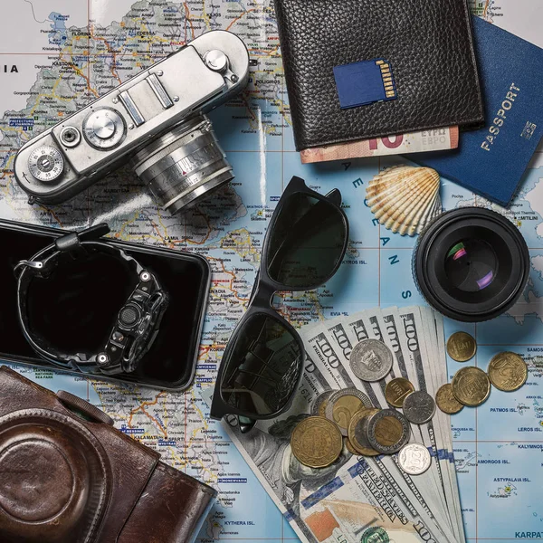 Accesorios Para Viajeros Fondo Del Mapa Con Cámara Retro Gafas —  Fotos de Stock