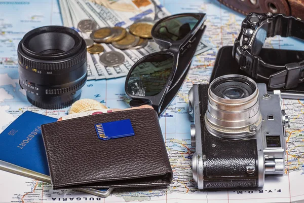 Accesorios Para Viajeros Fondo Del Mapa Con Cámara Retro Gafas —  Fotos de Stock