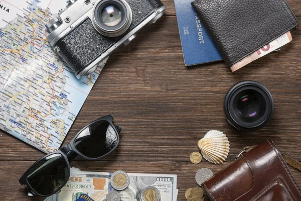 Várias Coisas Para Viajar Fundo Madeira Câmera Retro Soviética Carteira — Fotografia de Stock