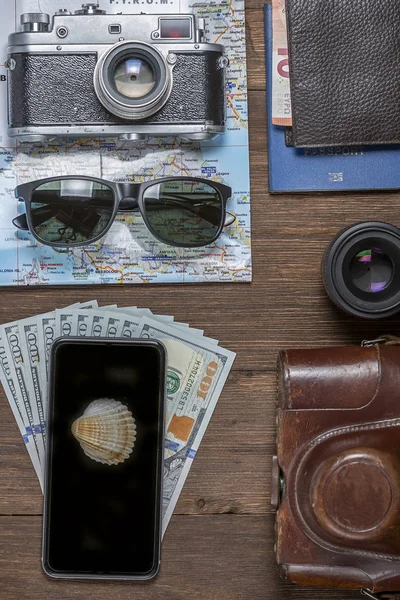 Различные Вещи Путешествий Деревянном Фоне Советская Ретро Камера Бумажник Деньгами — стоковое фото