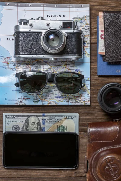 Várias Coisas Para Viajar Fundo Madeira Câmera Retro Soviética Carteira — Fotografia de Stock