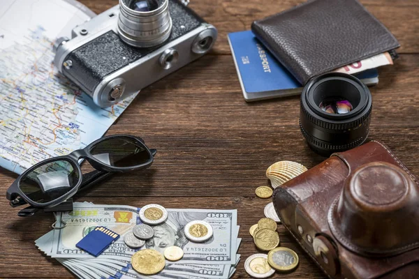 木製の背景に旅行のためのいろいろなこと ソ連のレトロなカメラとお金 サングラスとパスポートでスマート フォンで財布 — ストック写真