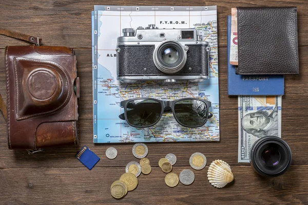 Várias Coisas Para Viajar Fundo Madeira Câmera Retro Soviética Carteira — Fotografia de Stock