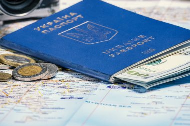 Ukrayna pasaportu bir harita arka planda dolarla. kazanç veya tatil için göç seti