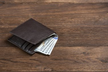 ahşap arka plan üzerinde dolar ile deri cüzdan