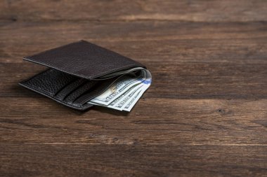 ahşap arka plan üzerinde dolar ile deri cüzdan
