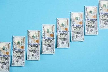 yüz dolarlık banknotlar üzerinde bir artış oranı ile mavi bir arka plan