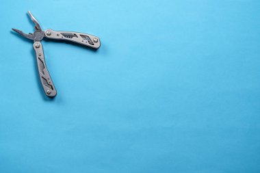 Multitool çerçeve köşesinde mavi bir arka plan üzerinde
