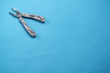 Multitool çerçeve köşesinde mavi bir arka plan üzerinde