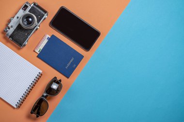 Eski Sovyet kamera ve objektif bir pembe-mavi zemin üzerine bir smartphone ile pasaportu