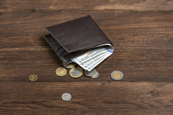 ahşap arka plan üzerinde dolar ile deri cüzdan