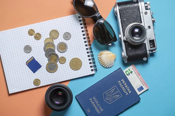 Várias Coisas Para Viajar Fundo Rosa Azul Câmera Retro Soviética — Fotografia de Stock